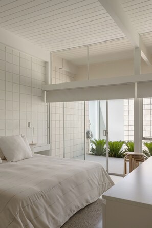 4 bedrooms, desk, iron/ironing board, free WiFi - Luxury 4BR Sandpiper Condo with Tesla Charger + Walk to El Paseo (Palm Desert)