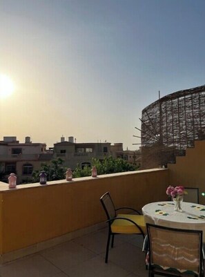 Outdoor dining - Private villa in Newcairo centrepoint 2 families (Cairo Governorate)