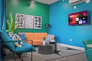 Smart TV, libros y monitor de computadora