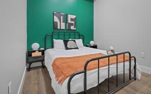 2 室のベッドルーム、デスク、アイロン / アイロン台、旅行用ベビーベッド