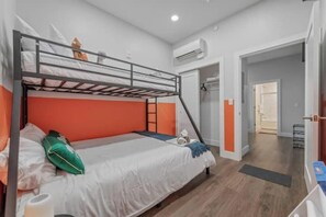 2 camere, una scrivania, ferro/asse da stiro, culla da viaggio