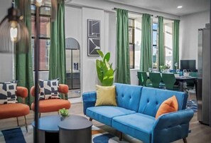 Smart TV, books, computer monitors - Brand New Apt+2 Queens+ BunkBed+Free Parking+55" Tv (Cleveland)