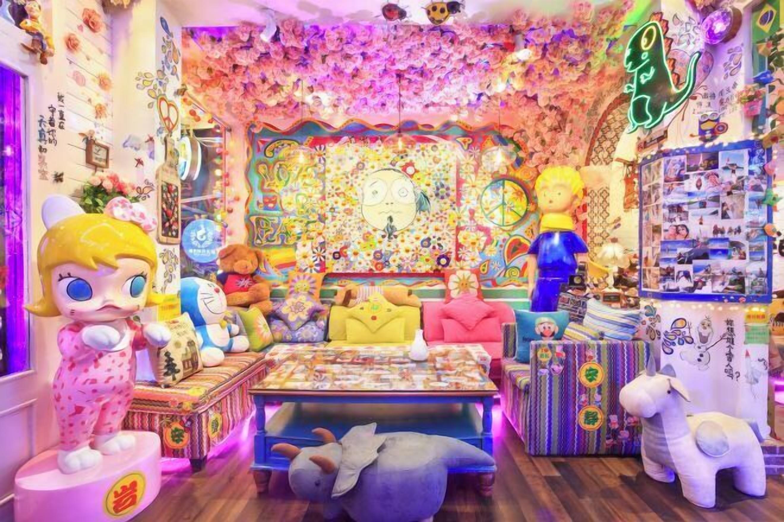 Um quarto vibrante com uma tapeçaria colorida, brinquedos macios e diversos objetos decorativos.