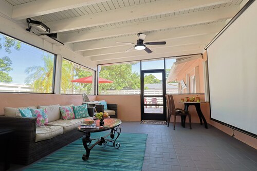 Casa Bay-Spacious Family Friendly 4 Bedroom Home with Ultimate Backyard Fun!