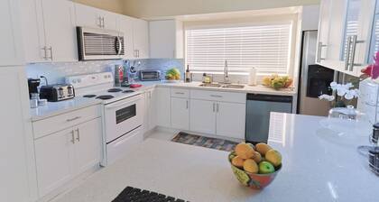 Casa Bay-Spacious Family Friendly 4 Bedroom Home with Ultimate Backyard Fun!