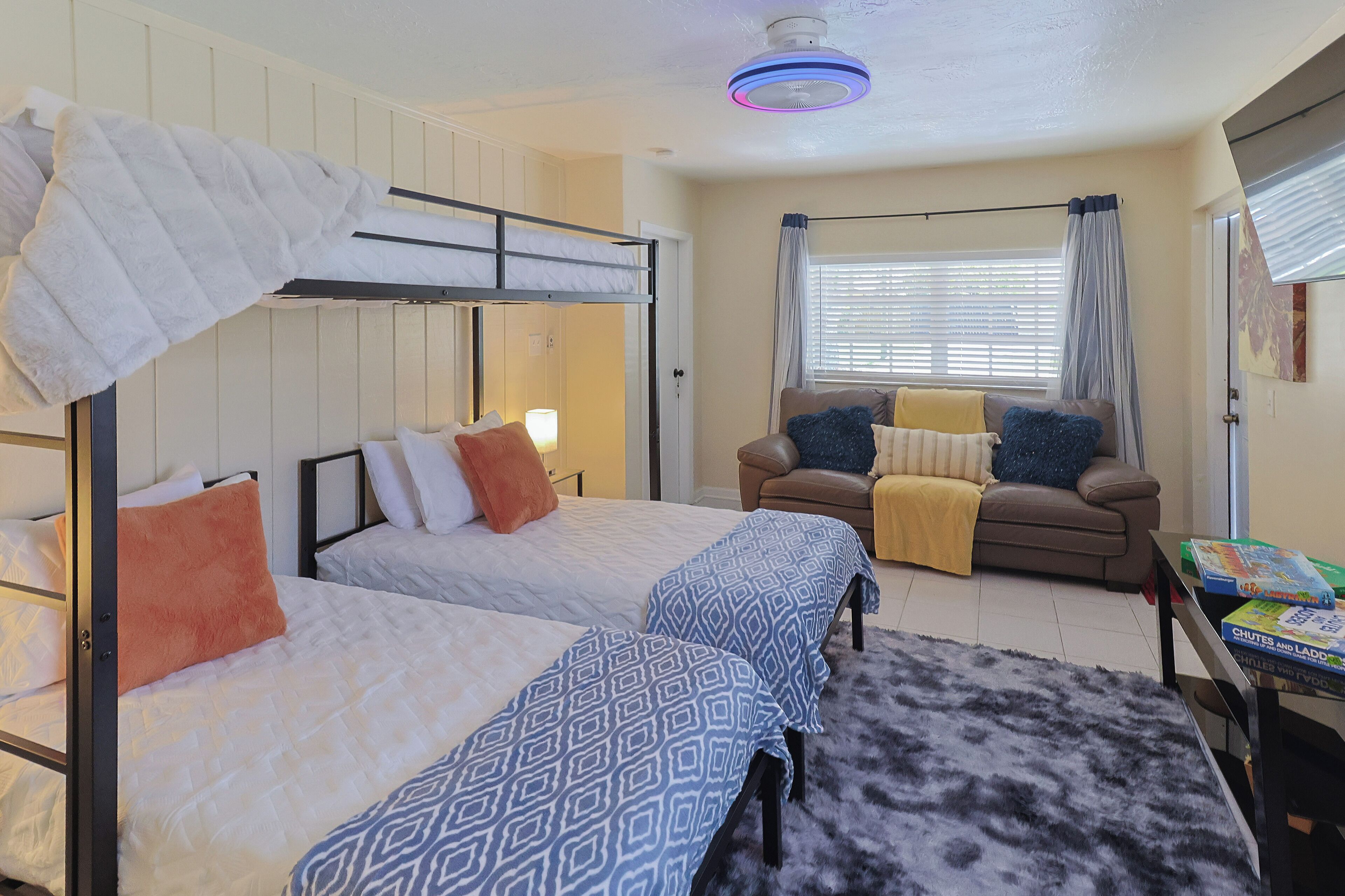 4 Schlafzimmer, Schreibtisch, Bügeleisen/Bügelbrett, WLAN