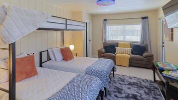 4 Schlafzimmer, Schreibtisch, Bügeleisen/Bügelbrett, WLAN