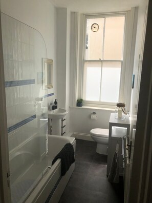 Sèche-cheveux, serviettes fournies, savon, shampoing
