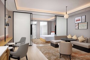 Suite – deluxe, 1 kingsize-seng | Lydisolert, strykejern/-brett og wi-fi (inkludert)