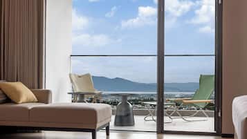Deluxe-Suite, 1 King-Bett | Wohnbereich | Fernseher