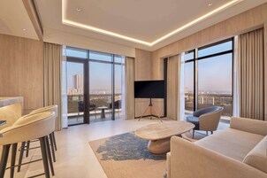 尊荣套房, 1 张特大床, 阳台 | 起居区 | 55-英寸智能电视（配备卫星频道）