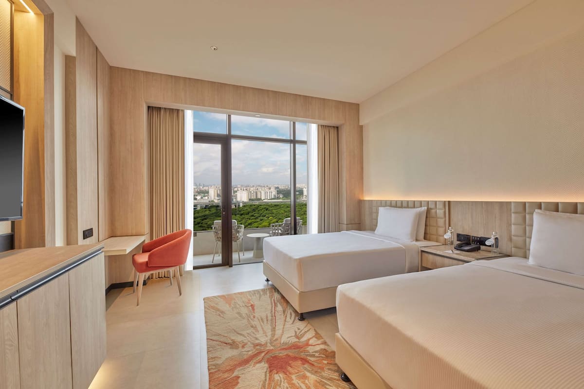 Executive Single Room, 2 Katil Bujang (Single), Balcony | Bar mini, peti besi dalam bilik, meja, langsir/tirai gelap terus 