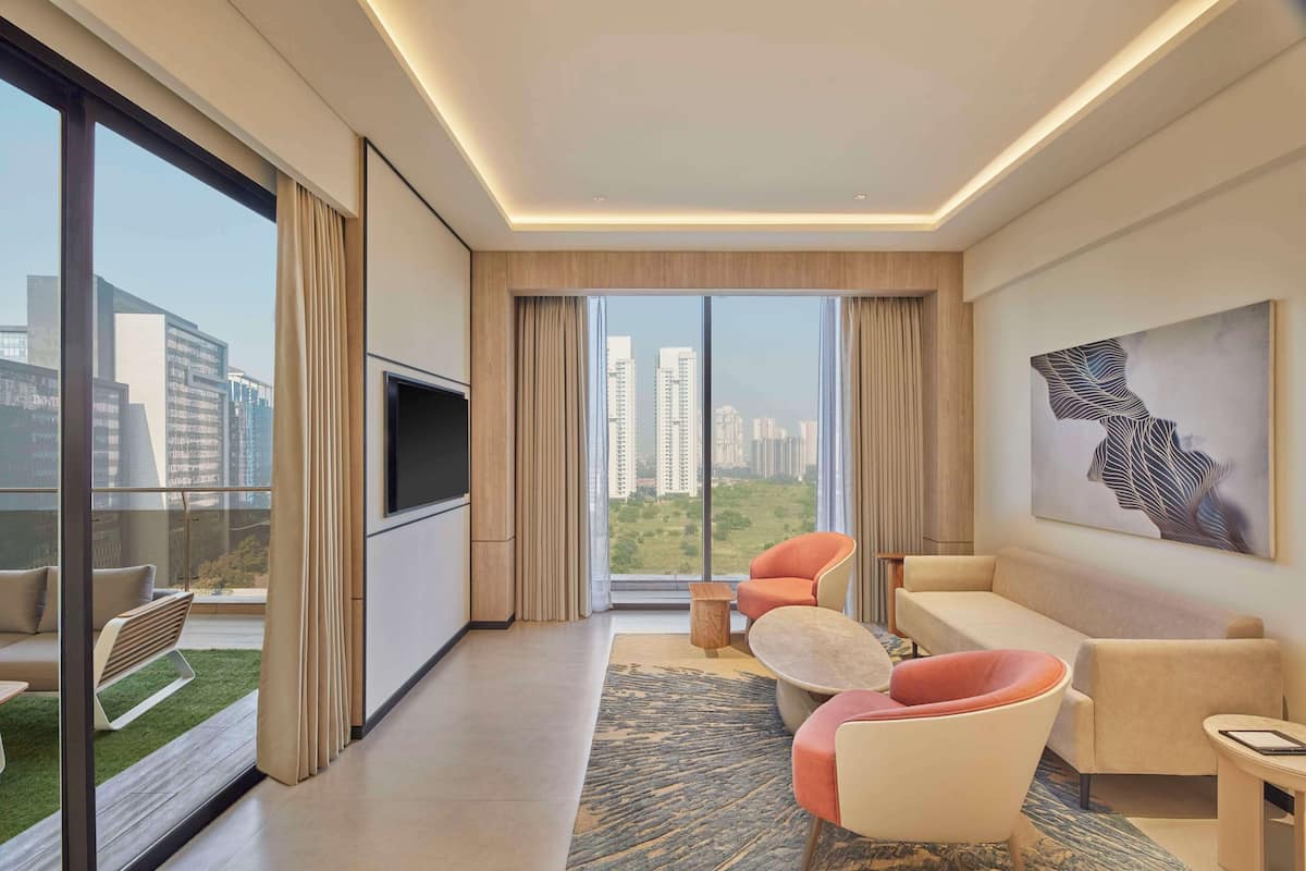 Suite, 1 Katil Raja (King), Terrace | Ruang tamu | 55 inci sebuah televisyen pintar dengan satelit 
