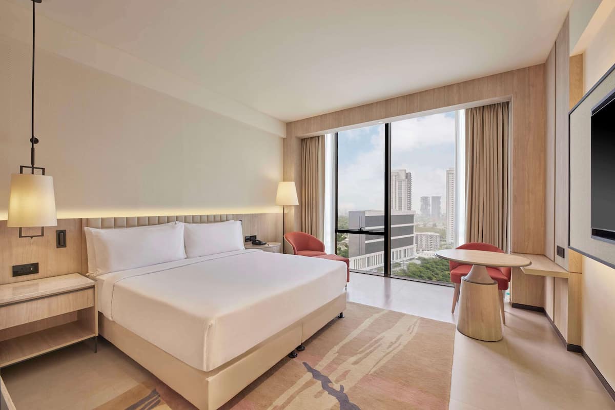 Room, 1 Katil Raja (King), Balcony | Bar mini, peti besi dalam bilik, meja, langsir/tirai gelap terus 