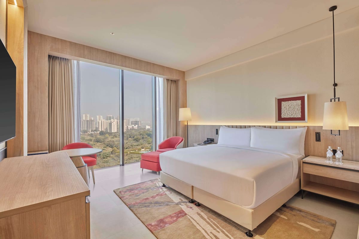 Executive Room, 1 Katil Raja (King) | Bar mini, peti besi dalam bilik, meja, langsir/tirai gelap terus 