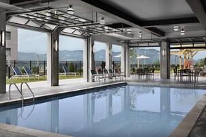 Una piscina cubierta, una piscina al aire libre de temporada, sombrillas