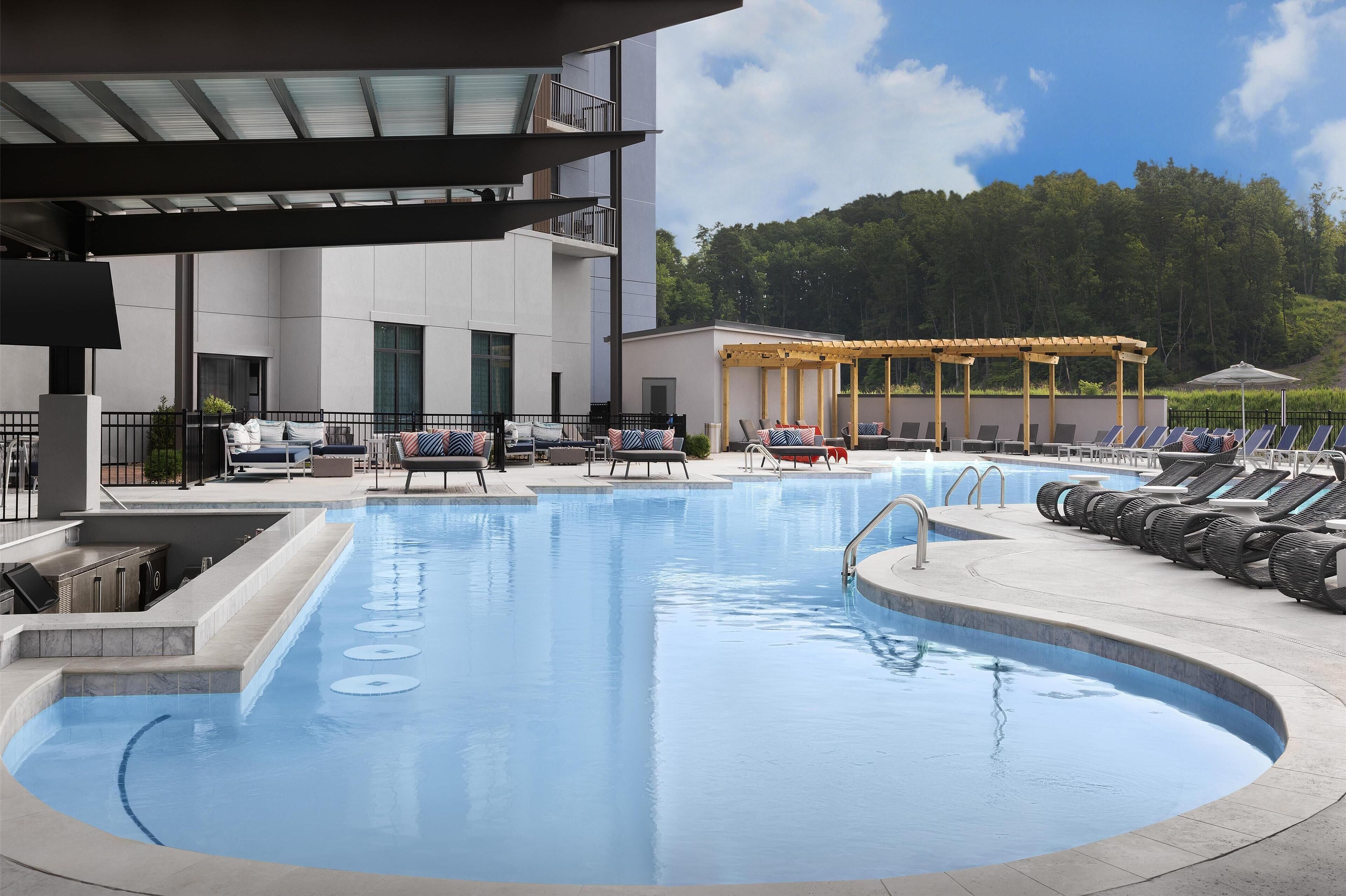 屋内プール、季節限定屋外プール、営業時間 7:00 ～ 22:00、プール パラソル、サンラウンジャー