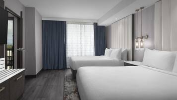 Ropa de cama de alta calidad y caja de seguridad en la habitación