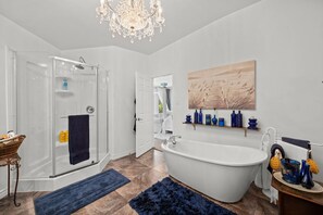Shower, hair dryer, towels, soap - Kings Wee Castle: Secluded Luxury Family Retreat (FARA)