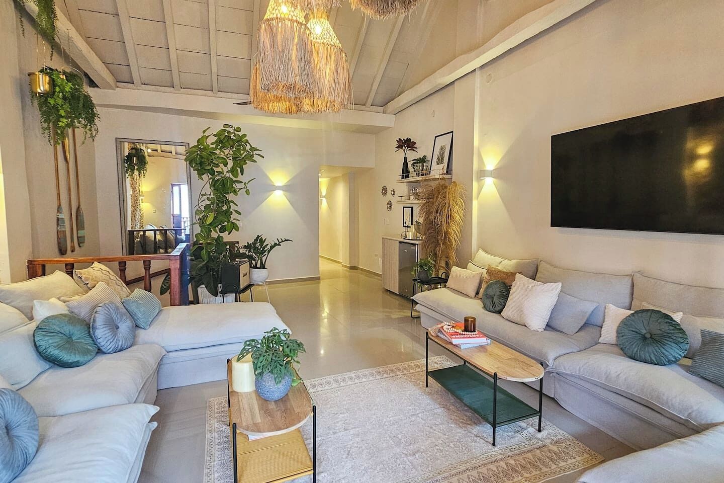 Een smart-tv en een stereo