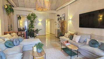 Een smart-tv en een stereo