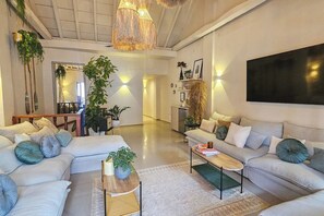 Smart TV, stereo - 10 Bedroom Walled City - Rooftop, Staffed, Jacuzzi (Cartagena)