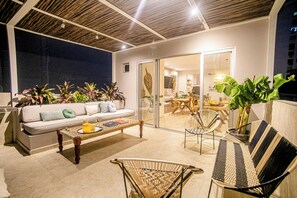 Smart TV, stereo - Large home with 10 bedrooms with Rooftop Jacuzzi, AC in Cartagena de Indias (Cartagena de Indias)