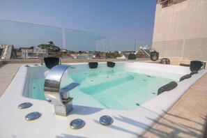 Banyera d'hidromassatge a l'aire lliure