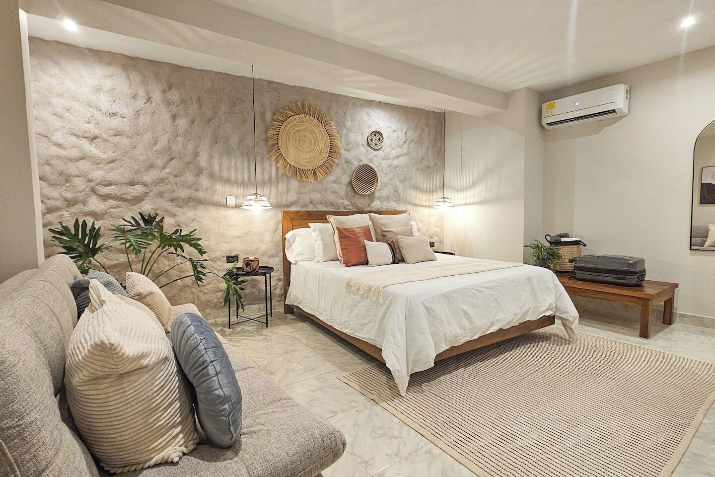 Een bureau, een strijkplank/strijkijzer, gratis wifi, beddengoed