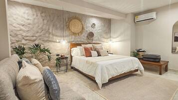 Een bureau, een strijkplank/strijkijzer, gratis wifi, beddengoed