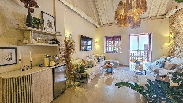 Smart TV, stereo - Large home with 10 bedrooms with Rooftop Jacuzzi, AC in Cartagena de Indias (Cartagena de Indias)