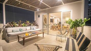 Een smart-tv en een stereo