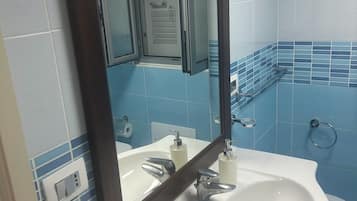 Asciugacapelli, asciugamani, sapone, carta igienica