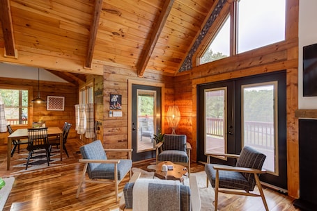 Smart-TV, Bücher, Musikbibliothek, Stereoanlage. Two Stunning Lakefront Cabins w/ Hot Tubs on 25 Acre Nature Retreat
