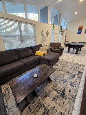 Smart TV, fireplace, computer monitors - Withlacoochee River, boat dock available, pet friendly, 5 people. (Inglis)