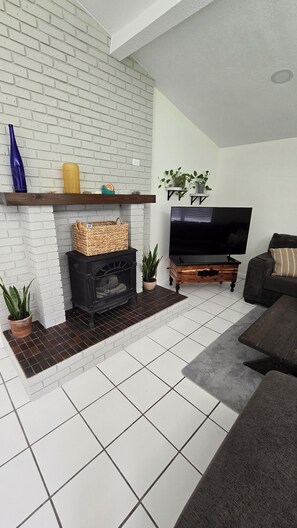 スマートテレビ、暖炉、PC モニター