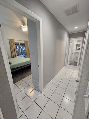 2 habitaciones, escritorio, tabla de planchar con plancha y wifi gratis