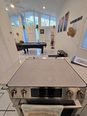 Games room - Withlacoochee River, boat dock available, pet friendly, 5 people. (Inglis)