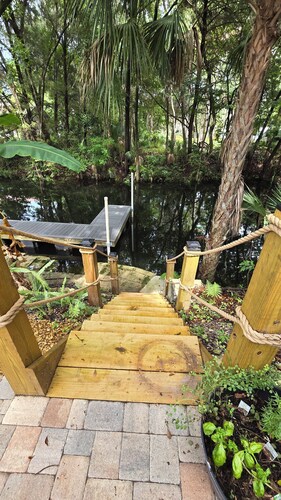 Yankeetown, waterfront, pet friendly, 6 people, floating dock, pool table.