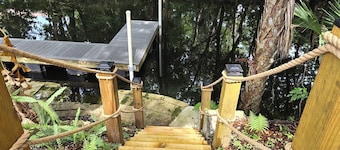 Yankeetown, waterfront, pet friendly, 6 people, floating dock, pool table.