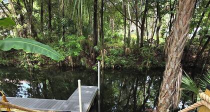 Yankeetown, waterfront, pet friendly, 6 people, floating dock, pool table.