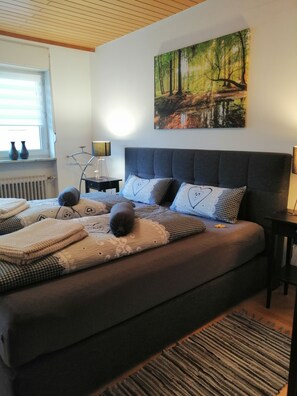 2 makuuhuonetta, silitysrauta/-lauta, vauvan matkasänky, ilmainen Wi-Fi