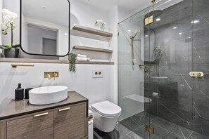 Een douche, een haardroger, handdoeken, zeep