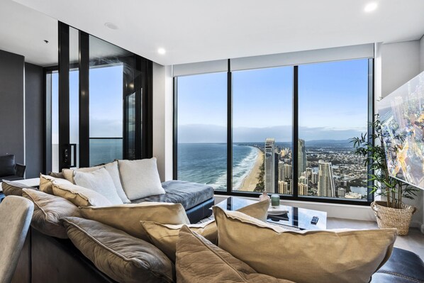TV - Luxury 2 Bedroom Apartment with Ocean Views (Meriton 7201 - 5N - NB) (Surfers Paradise)
