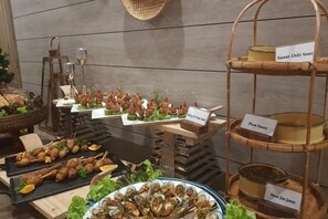 Un buffet con diversi piatti e salse.