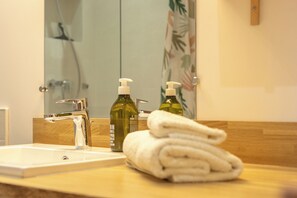 Chuveiro, secador de cabelo, toalhas de banho, sabonete