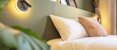 Tabla de planchar con plancha, wifi gratis y ropa de cama