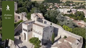 An aerial view of a historic château with a prominent tower and surrounding walls, surrounded by greenery and residential buildings. - Cocon Urban Jungle - Studio Rénové Dans le Centre Ancien (Montélimar)