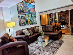 Smart TV, books, stereo