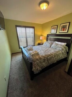 5 bedrooms, iron/ironing board, WiFi, bed sheets